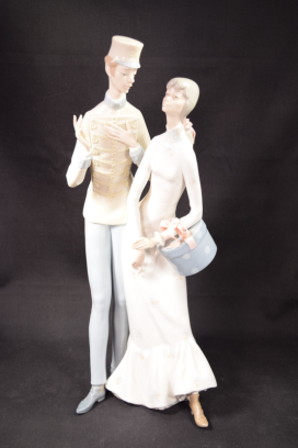 Lladro Porcelain Figurine Model #4564 "The Flirt"