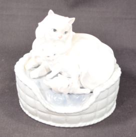 Lladro Porcelain Figurine Model #6652 "Kitty Care"