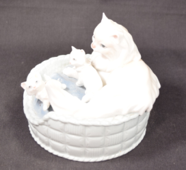 Lladro Porcelain Figurine Model #6652 "Kitty Care"