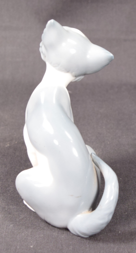 Lladro Porcelain Cat Figurine Model #5113 "Feed Me"