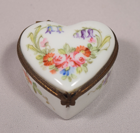 Beautiful Hand Painted Heart Shaped Vintage Limoges Porcelain Trinket Pill Box 